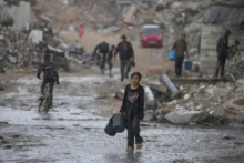 أوتشا تحذر: الوضع الإنساني في غزة يزداد سوءًا مع العواصف المطرية وتدمير آلاف الخيام