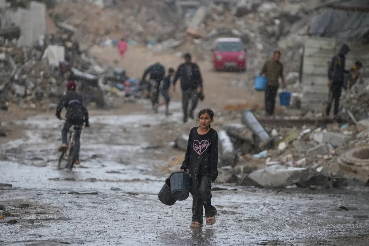 أوتشا تحذر: الوضع الإنساني في غزة يزداد سوءًا مع العواصف المطرية وتدمير آلاف الخيام