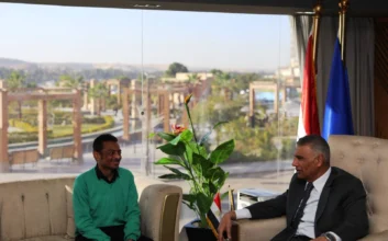 كرم محافظ أسوان الفنان النوبي أحمد إسماعيل: لدوره فى افتتاح المتحف المصرى الكبير