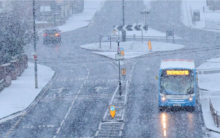 الثلوج تغطي بريطانيا وإيرلندا: مدارس تغلق وحركة السفر تتوقف وسط تحذيرات رسمية