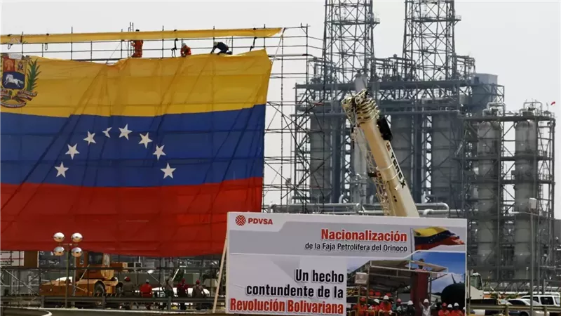 ترامب يعلن استحواذ الولايات المتحدة على 30–50 مليون برميل نفط فنزويلي وسط حظر كامل عالمي.