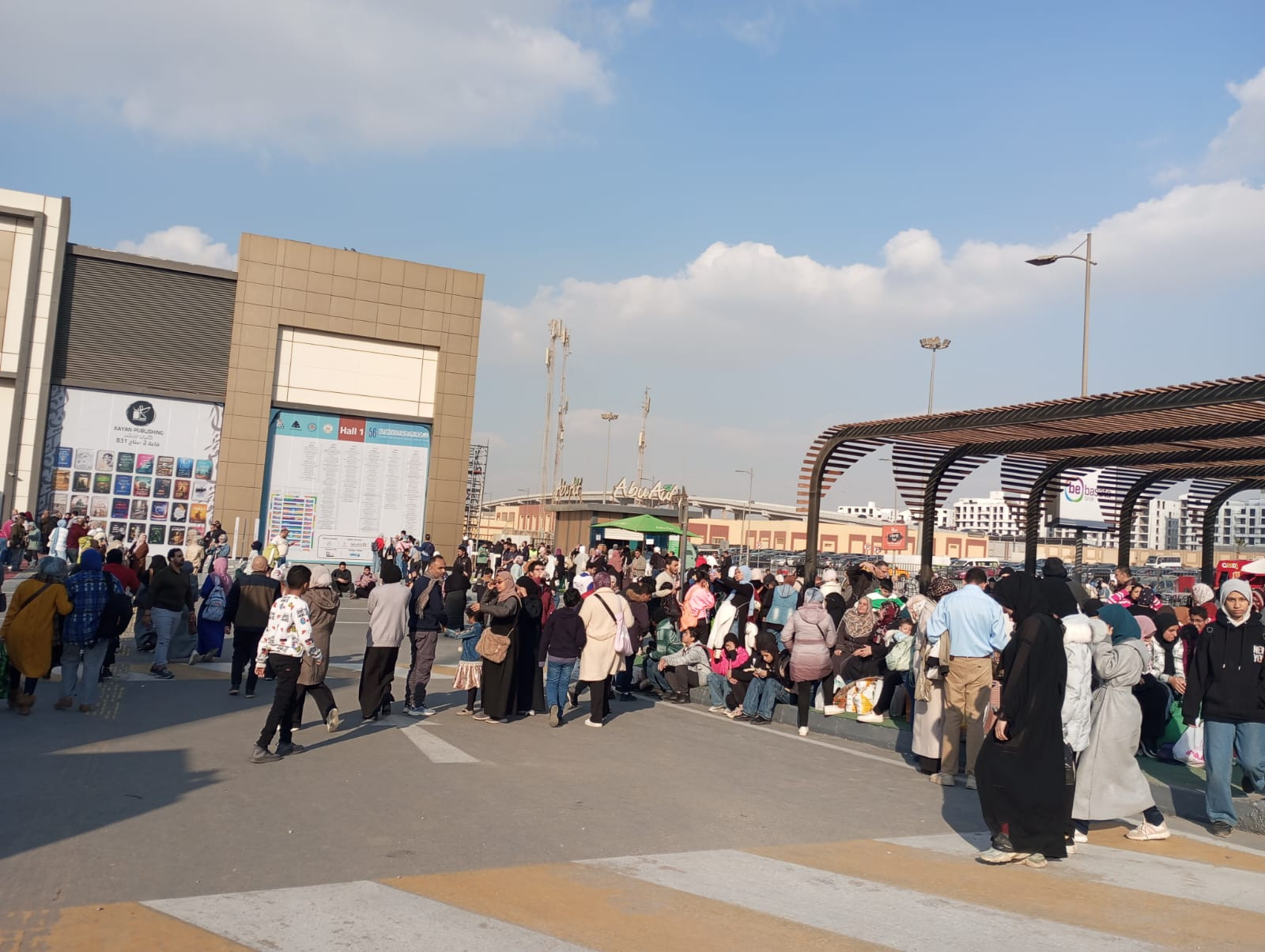 معرض القاهرة الدولي للكتاب يستقبل زواره في يومه الرابع بأجواء ثقافية حافلة