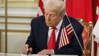 ترامب يصدر أمرًا تنفيذيًا بحالة طوارئ لحماية عائدات النفط الفنزويلي في الخزانة الأمريكية