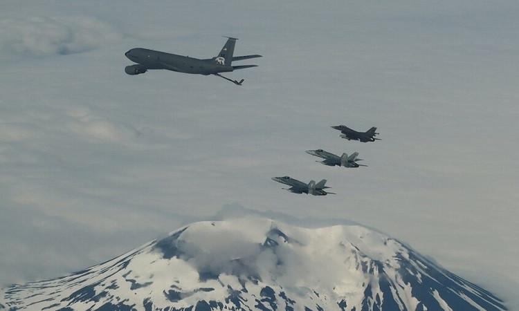 وصول طائرات أمريكية وكندية إلى قاعدة بيتوفيك في جرينلاند وسط تهديدات ترامب