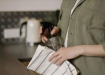 علم النفس يفسر حلم تنظيف البيت: علامة على التوازن العاطفي وبداية جديدة