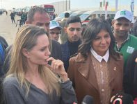 أنجلينا جولي تصل معبر رفح لتفقد المساعدات الإنسانية لأهالي غزة