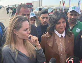 أنجلينا جولي تصل معبر رفح لتفقد المساعدات الإنسانية لأهالي غزة 2 أنجلينا جولي تصل معبر رفح لتفقد المساعدات الإنسانية لأهالي غزة