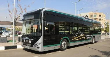 النقل الأخضر يعيد رسم خريطة المواصلات في القاهرة.. كيف تقود الأيدي المصرية ثورة الأتوبيسات الكهربائية وتحويل الديزل إلى غاز؟