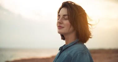 فن اللامبالاة.. 4 حيل نفسية تحقق لك السلام النفسي في 2026