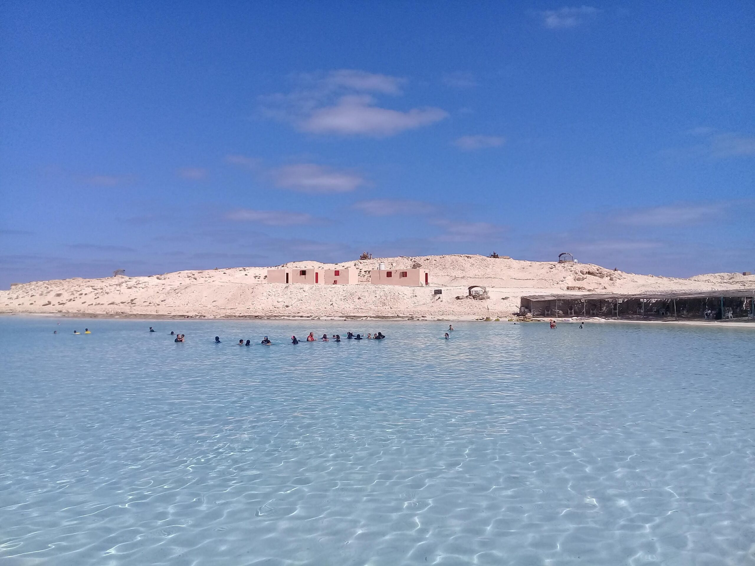 "مالديف مصر" فسحة وتاريخ.. حكاية تطوير منطقة شاطئ روميل في مطروح من مخبأ للحرب لأجمل ممشى سياحي وكوبري جديد