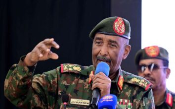 السودان: البرهان يبحث مع وفد بريطاني جهود تحقيق السلام والاستقرار