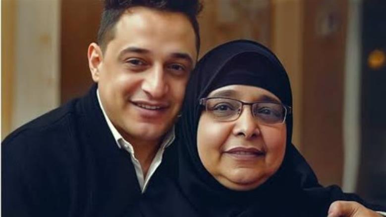 زملاء رضا البحراوي يتوافدون على منزل والدته لتقديم العزاء