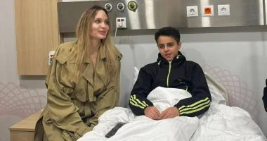 قصة الطفل شادي الفلسطيني الذي أبكى أنجلينا جولي خلال زيارتها الإنسانية لمصر.. كواليس 48 ساعة مؤثرة بين معبر رفح وغرف مصابي غزة