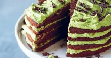 كيكة الماتشا بالشوكولاتة.. حلوى شتوية صحية تتصدر ترند 2026