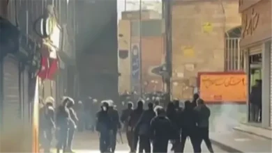 إيران تشن حملة قمع واسعة وتعتقل عشرات المتظاهرين