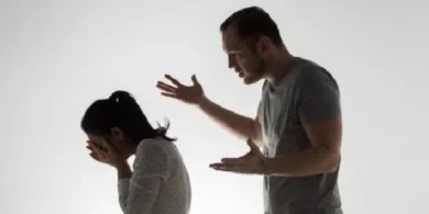 الارتباط بالألم: لماذا نبقى في علاقات سامة؟