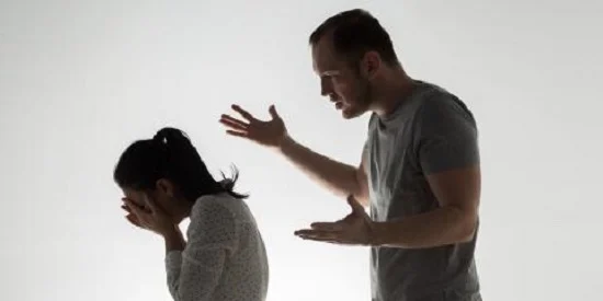 الارتباط بالألم: لماذا نبقى في علاقات سامة؟