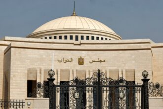 حماية النشء أمن قومي.. أجهزة الدولة تتحرك بعد تحذيرات الرئيس السيسي.. تشريعات مرتقبة لتقنين "الموبايل" ومعركة برلمانية لحظر "روبلوكس"