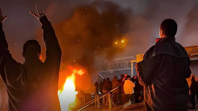 احتجاجات إيران الدامية.. أكثر من 50 قتيلاً وانقطاع الإنترنت