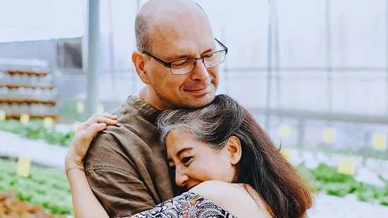 مع تقدم العمر.. لماذا يقترب الرجال أكثر من زوجاتهم ويزداد الاتصال العاطفي بينهما؟ 1 مع تقدم العمر.. لماذا يقترب الرجال أكثر من زوجاتهم ويزداد الاتصال العاطفي بينهما؟