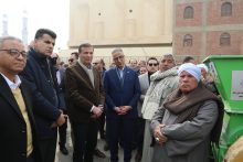 وزير الزراعة ومحافظ الفيوم يوزعان 15 آلة "فراطة ذرة" مجانية لصغار المزارعين