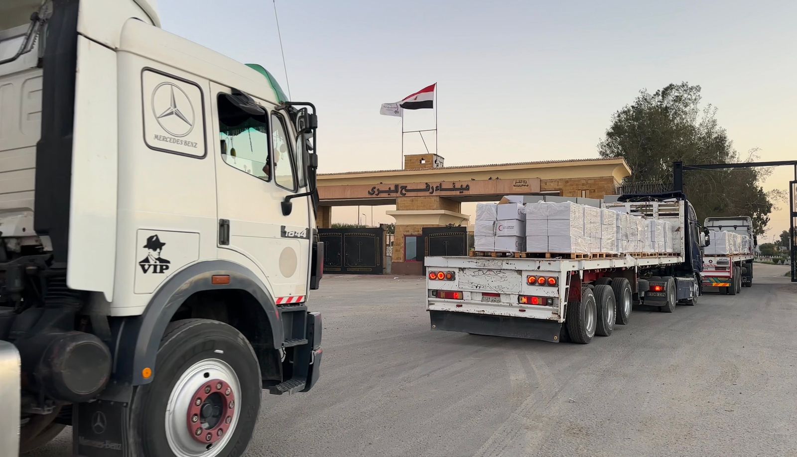 الهلال الأحمر يطلق قافلة زاد العزة 110 إلى غزة محملة بـ5,600 طن مساعدات