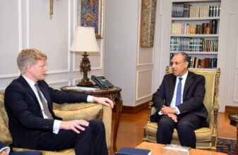 مصر تؤكد دعمها لوحدة اليمن خلال لقاء وزير الخارجية بالمبعوث الأممي