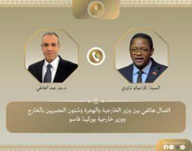 وزير الخارجية يبحث مع نظيره البوركيني تعزيز العلاقات الثنائية والتنسيق الإقليمي