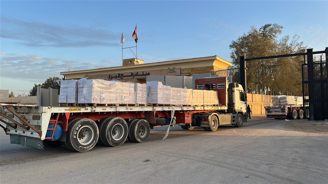 الهلال الأحمر المصري يطلق القافلة رقم 112 من «زاد العزة» محمّلة بمساعدات إلى غزة