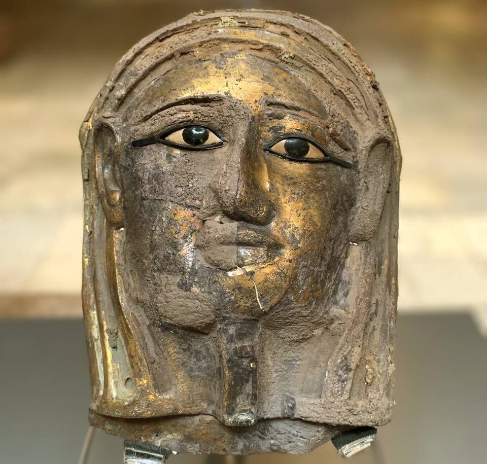 المتحف المصري بالتحرير يحتفي بعيد الآثاريين بعرض قناع «تا-دي-حر».. تحفة فضية بنقاء 99%