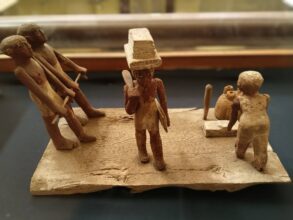 المتحف المصري بالقاهرة يبرز أسرار النظافة عند قدماء المصريين بنموذج نادر من سقارة