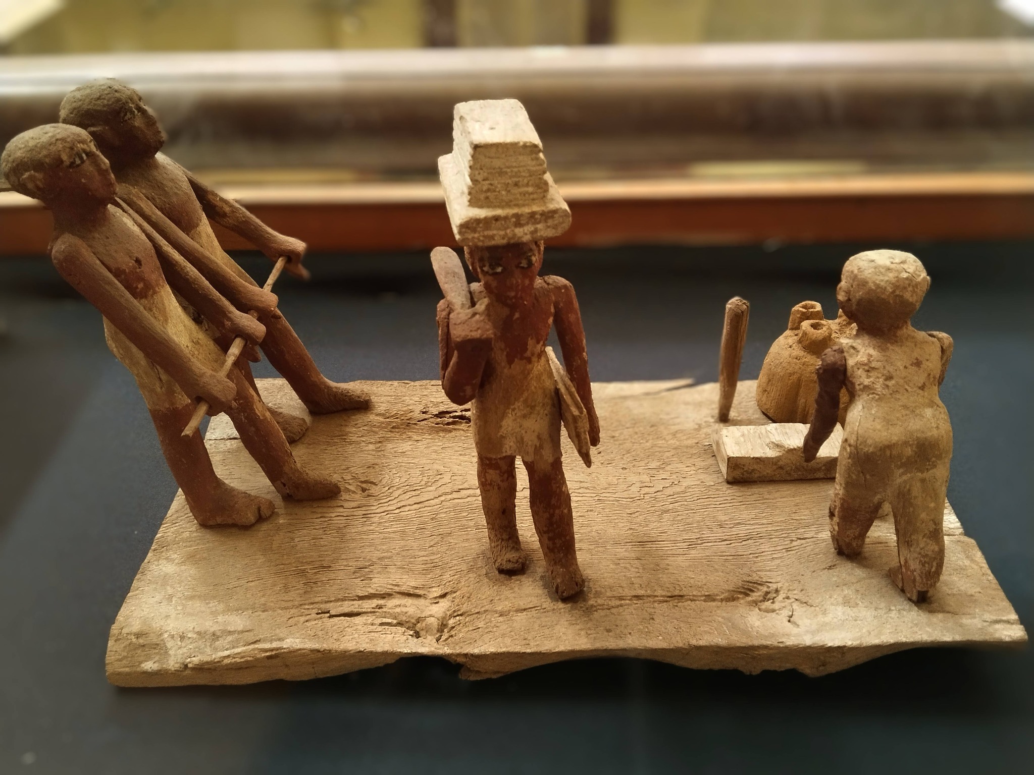 المتحف المصري بالقاهرة يبرز أسرار النظافة عند قدماء المصريين بنموذج نادر من سقارة