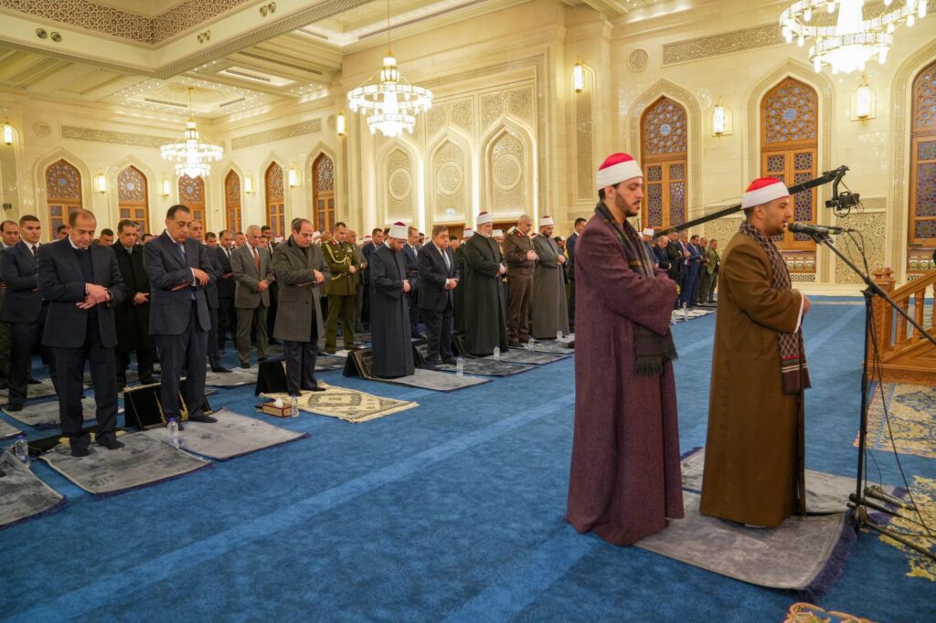 الرئيس السيسي يفتتح مسجد العزيز الحكيم بالمقطم ويؤدي صلاة الفجر (صور)
