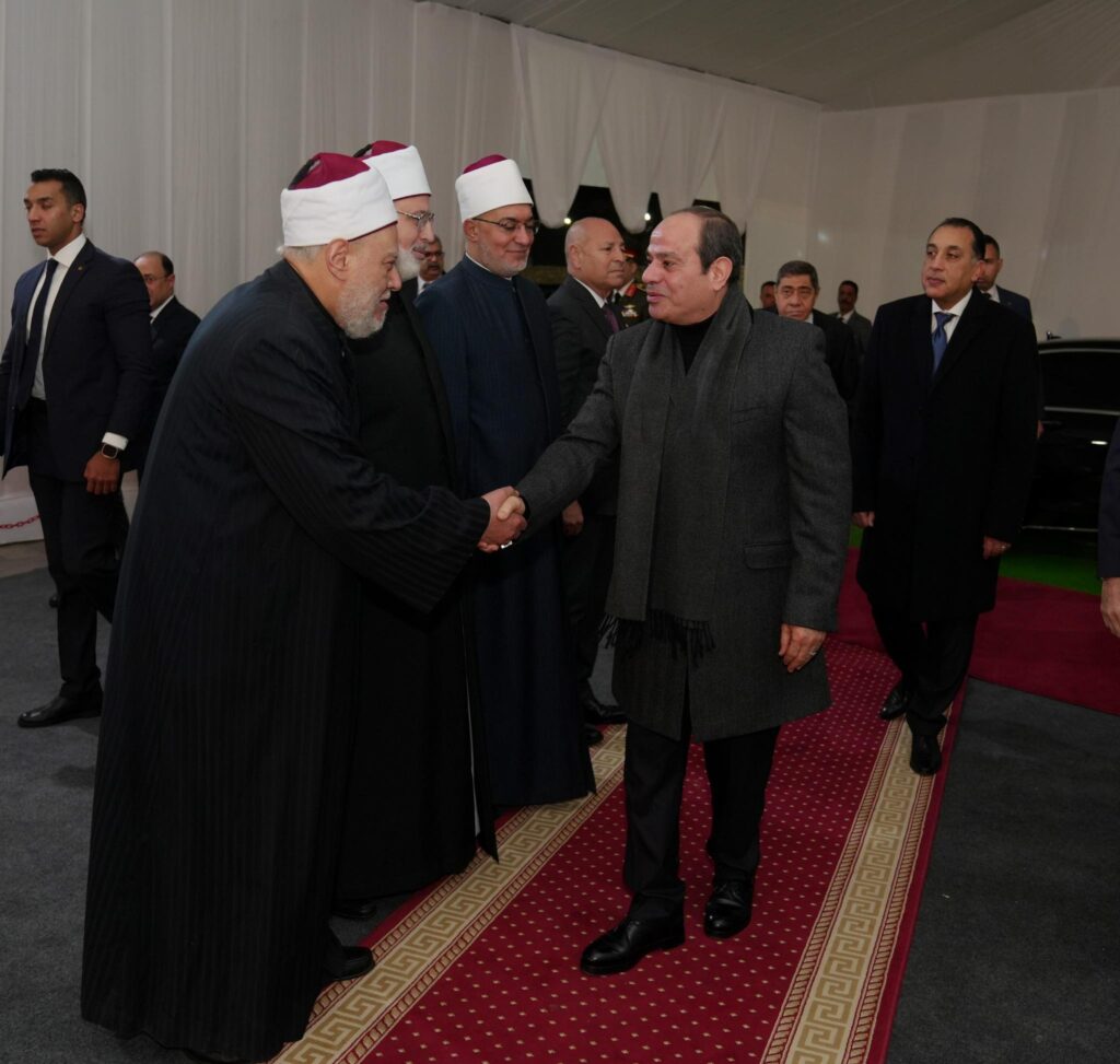الرئيس السيسي يفتتح مسجد العزيز الحكيم بالمقطم ويؤدي صلاة الفجر (صور)