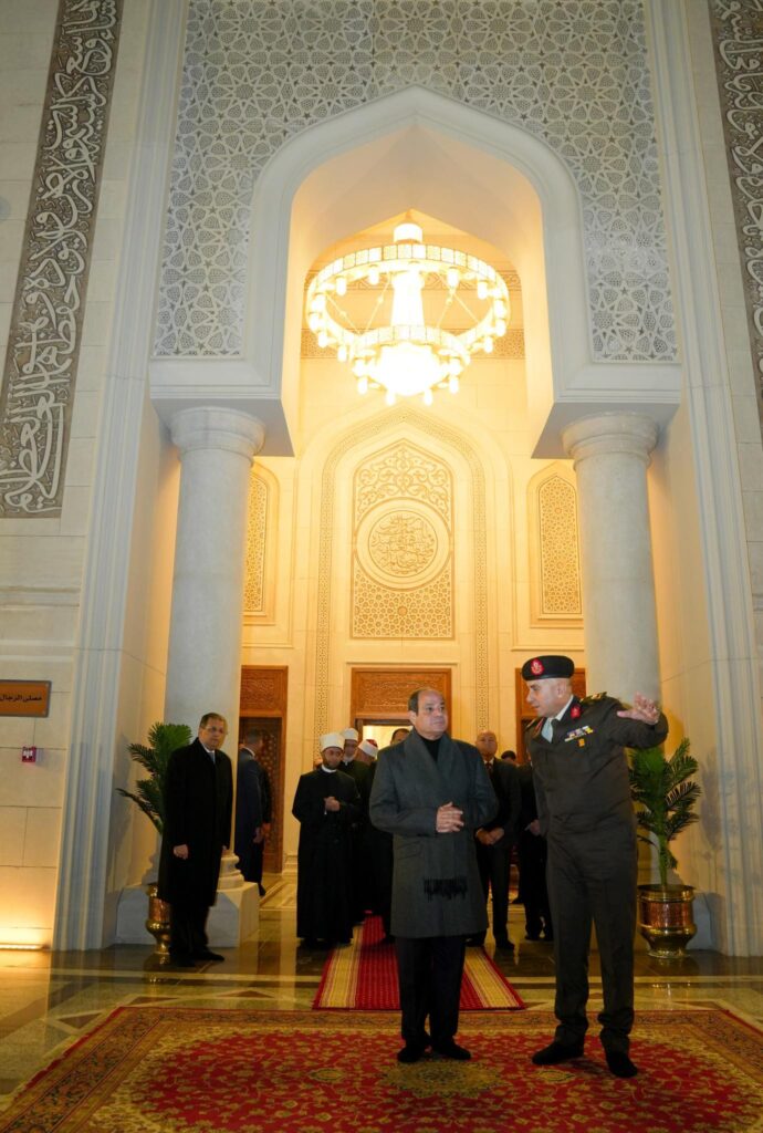 الرئيس السيسي يفتتح مسجد العزيز الحكيم بالمقطم ويؤدي صلاة الفجر (صور)