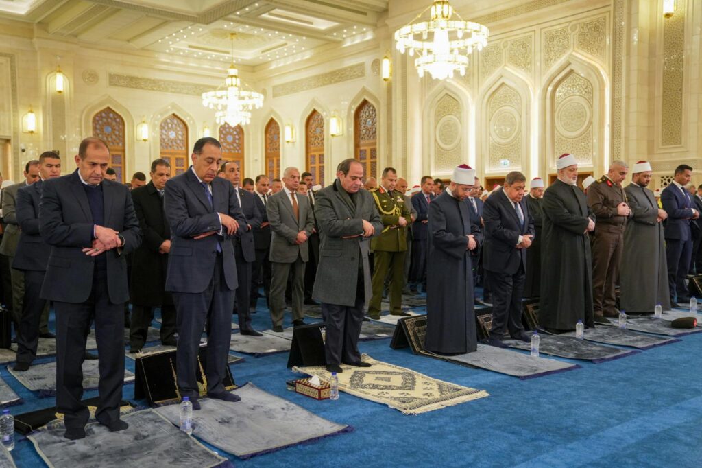 الرئيس السيسي يفتتح مسجد العزيز الحكيم بالمقطم ويؤدي صلاة الفجر (صور)