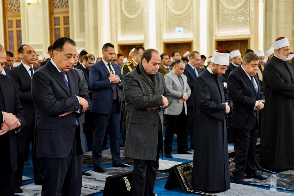 الرئيس السيسي يفتتح مسجد العزيز الحكيم بالمقطم ويؤدي صلاة الفجر (صور)