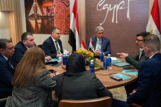 وزير السياحة يبحث مع منظمي الرحلات الإسبان تعزيز الحركة السياحية لمصر خلال FITUR 2026