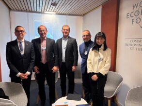 وزيرا المالية والاستثمار يبحثان زيادة استثمارات كوكاكولا في السوق المصري خلال قمة دافوس