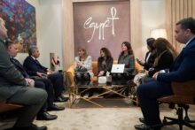 وزير السياحة يلتقي الرئيس التنفيذي للمجلس العالمي للسفر والسياحة في مدريد لتعزيز التعاون