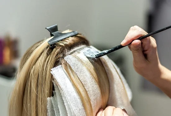 صبغ الشعر في المنام.. ماذا يكشف لون شعرك في الحلم عن مشاعرك ونفسيتك؟ 1 صبغ الشعر في المنام.. ماذا يكشف لون شعرك في الحلم عن مشاعرك ونفسيتك؟