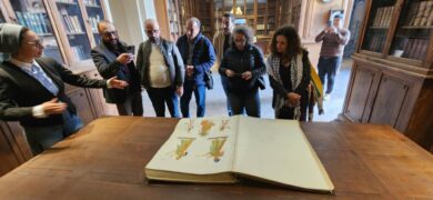 وفد من الأدباء العرب يزور مكتبة المتحف المصري على هامش معرض القاهرة الدولي للكتاب