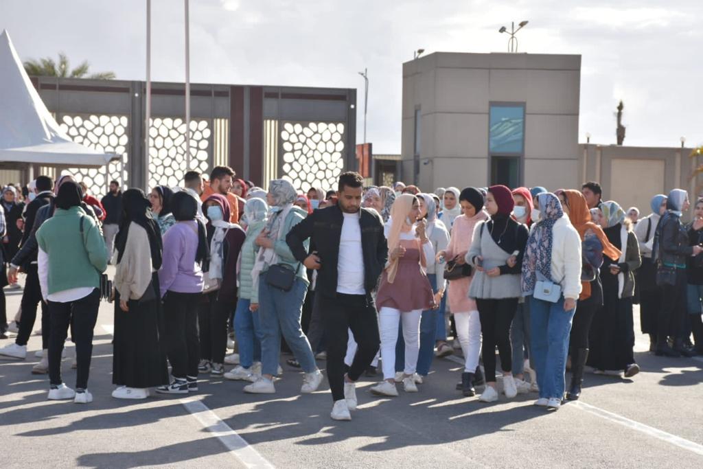 معرض القاهرة الدولي للكتاب يشهد إقبالًا كبيرًا في يومه الخامس