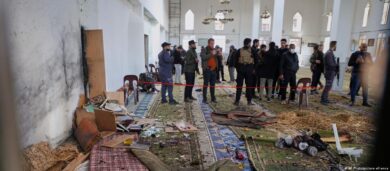 القبض على عنصريْن من داعش في حمص، المتهمين بتفجير مسجد الإمام علي الذي أسفر عن 8 قتلى.