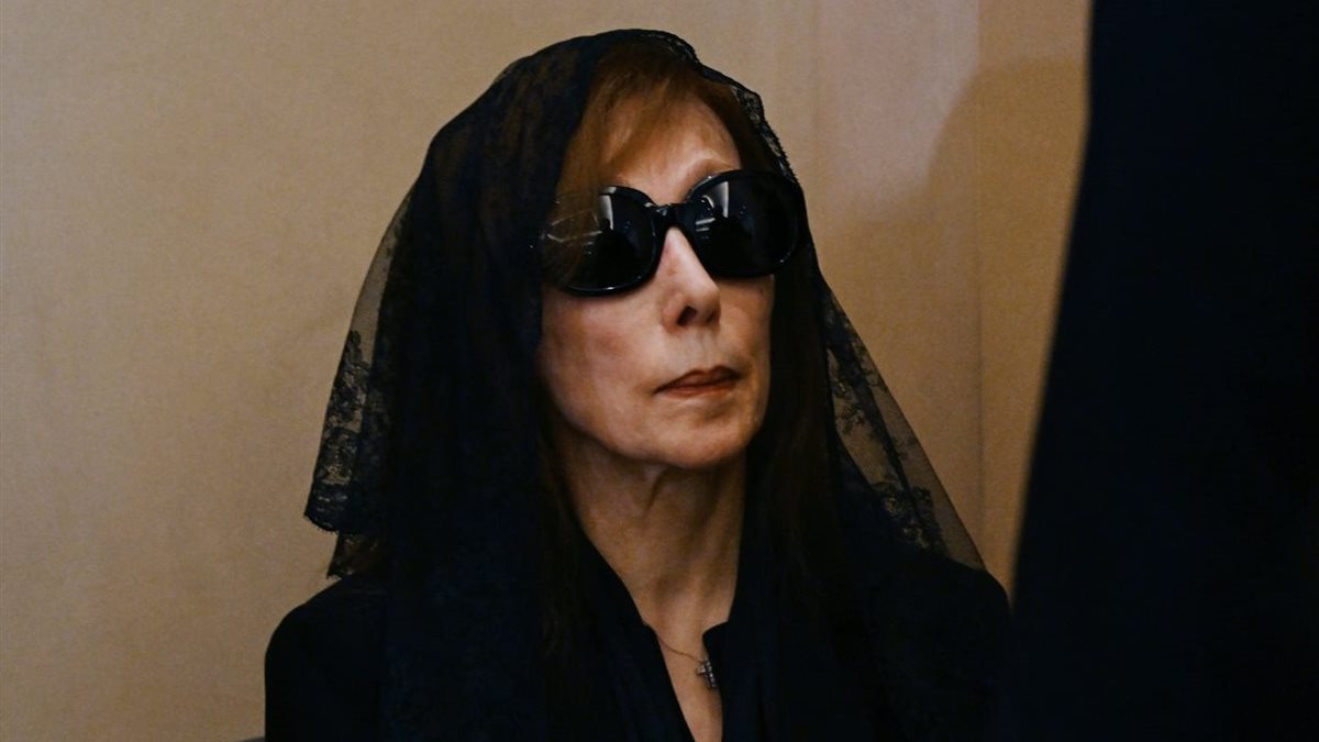 "جارة القمر" في محراب الحزن.. حقيقة تدهور الحالة الصحية للسيدة فيروز بعد رحيل نجلها هلي