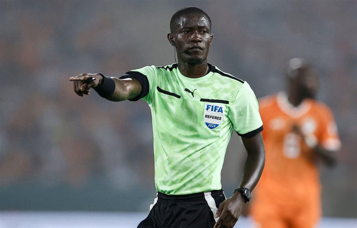 الاتحاد الأفريقي يعين الحكم الجابوني بيير جيسلان أوتشو لإدارة مباراة مصر وبنين في دور الـ16 لكأس الأمم الأفريقية 2025