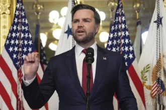 نائب الرئيس الأمريكي جيه دي فانس يحسم التصويت: إسقاط قرار صلاحيات الحرب في فنزويلا