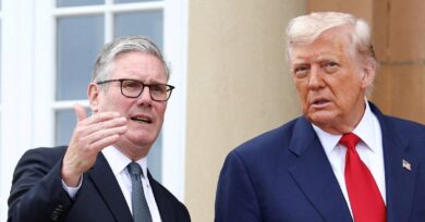 ترامب يتراجع عن هجومه على بريطانيا ويشيد بالقوات البريطانية