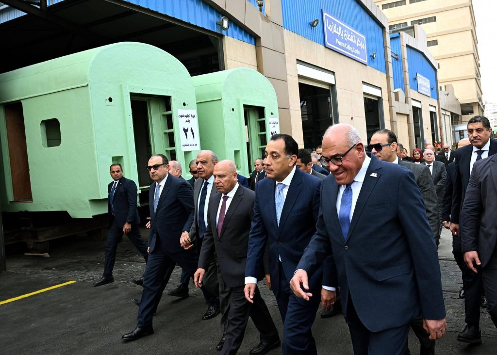 رئيس الوزراء يتفقد مصنع «سيماف» بحلوان ويشيد بتوطين صناعة السكك الحديدية