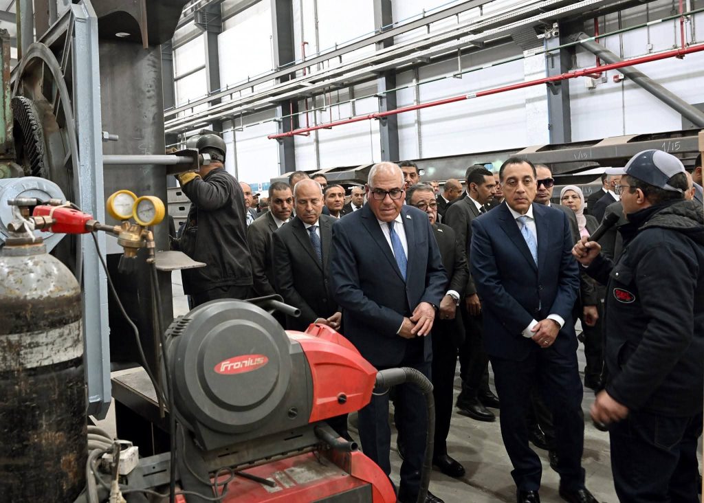 رئيس الوزراء يتفقد مصنع «سيماف» بحلوان ويشيد بتوطين صناعة السكك الحديدية